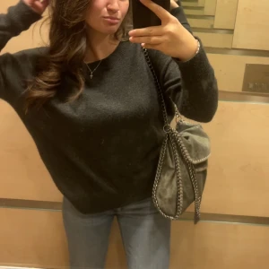 Stickad tröja - Mörkgrå mysig tröja🤎