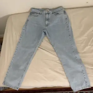 Köpte dessa jeans för ett år sen, har använt dessa 1 gång. Köpta från Gina Tricot, orginal pris 200kr. Meddela vid frågor eller intresse.