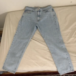 Jeans - Köpte dessa jeans för ett år sen, har använt dessa 1 gång. Köpta från Gina Tricot, orginal pris 200kr. Meddela vid frågor eller intresse.