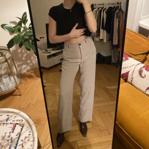 Kostymbyxor  - Stilrena kostymbyxor i biege, gediget material!