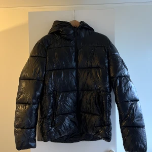 Save the duck vinterjacka - Jacka från Save the duck i storlek Xl. Liten i storleken, sitter som en L.  Använd ett fåtal gånger. Skick 10/10, inga repor eller liknande. Nypris: 3095.   Storleksguide:  Jag är 182cm och väger 80kg. Jackan passar mig väl