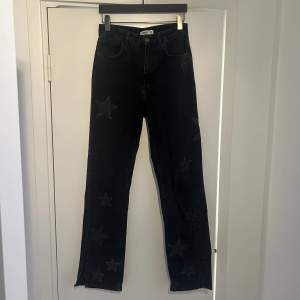 Svarta jeans från pull&bear i storlek 38. Stjärnorna har jag gjort själv. Inga problem att tvätta de. Jeansen är lite högre midwaist och lite bootcut med en slits nedtill. 