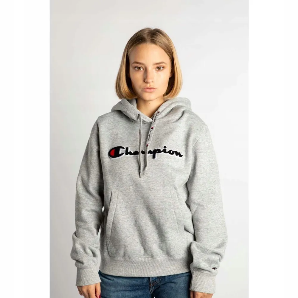 Jättefin grå champion hoodie! 8/10 i kvalite. Inga fläckar, skador eller liknande. Använd fåtal gånger. Nypris 799 kr! Priset går att diskutera vid snabb affär😊😊. Hoodies.