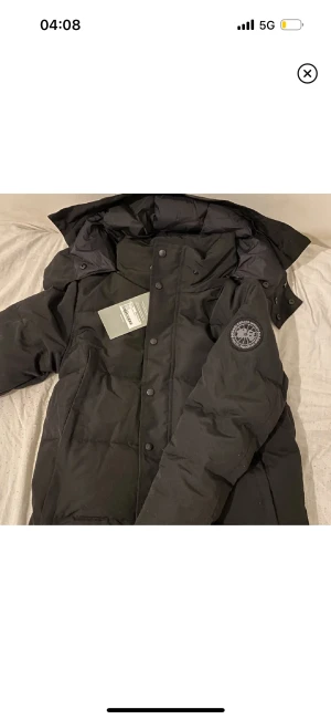 Canada goose Wyndham Black Label - Hej, Jag säljer nu min äkta Canada goose jacka i storlek Xs den är liksom helt ny använda max 4 gånger har digitalt kvitto på köpet bara och jag säljer den för 4000 men vid snabb affär kan jag sälja den för 3000! Hör av er privat vid andra frågor!