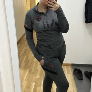 PSG set - Setet är i killmodell därför passar den även killar. Säljer den då den inte kommer till användning. Byxorna är i storlek L och tröjan S. Går att köpas separat 