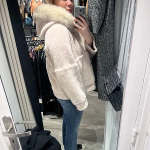 Jacka med päls  - Kollar intresset på denna superfina jacka med pälskrage. Jackan har även fickor vid sidan och är i storlek 34, jag skulle säga att den även passar en S/M. Den är köpt i Paris förra hösten men använd fåtal gånger!