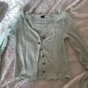 En jättesöt grön kofta eller tröja. Är tyvärr för liten för mig nu men den är i fint skick. ☺️