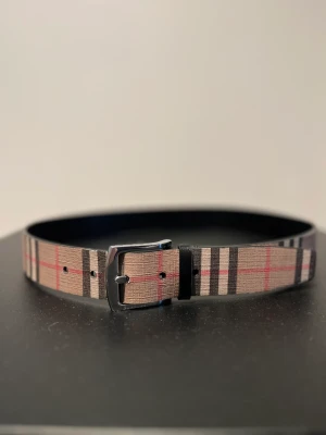 Burberry Bälte  - Säljer nu mitt sjukt snygga Burberry bälte då de aldrig använda. Bältet är i storlek 90cm (längd). Den i utmärkt skick 9/10. Kvitto till bältet finns ej men den är köpt på miinto.se, påse och tags medföljer såklart. Hör gärna av er om ni har några frågor