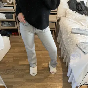 Ett par snygga raka gråa jeans från Gina 💖 storlek 40, säljer då de är lite stora 🤍