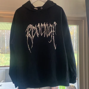 Hoodie med tryck  - Hoodie med tryck i storlek L. Använd ett par gånger, inget fel på den🤍