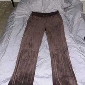 Juicy couture byxor bruna - Säljer mina juicy byxor som är bruna pågrund av att jag inte passade i färgen. Knappt använda. Skriv för bilder. 