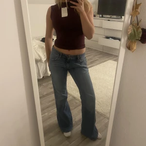 Levis jeans low flare - Ursnygga Levis jeans 537! De är låga i midjan och utsvängda. Skriv om ni vill ha mått💗  Ser oanvända ut!