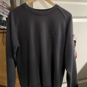 Alpha industries sweatshirt - Tjena, säljer en skitfin alpha industries sweatshirt strl S i färgen mörkblå. Säljer den pga att den bara hänger i garderoben. Bara att skicka meddelande vid nå funderingar/ mer bilder och info.