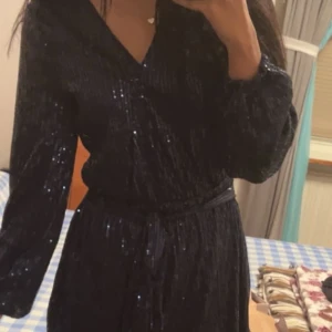 Klänning - Säljer nu denna jättesnygga klänningen som är använd två gånger. Passar perfekt till nyår och lite festliga tillfällen🥳 skriv för fler bilder!💓köptes för 599 kr och säljer den för 300 kr men priset kan diskuteras!