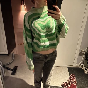 Tröja - Galet söt tröja med fjärilstryck ifrån HM! Nypris 199 kr. Använd ibland för länge sen men nu har den bara legat och skräpat. Storlek M men känns verkligen som XS-S! 