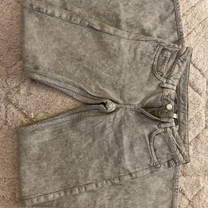 Weekday jeans - Low arrow jeans från Weekday! Så fina men aldrig använda då de inte passade. Köpta av en annan tjej på Plick så återsäljer😊