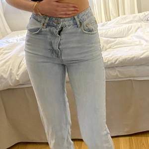 Skitsnygga jeans men tyvärr lite små på mig🙌🏻 skriv för fler bilder