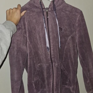 Hoodie - Supergullig och skön lila hoodie med dragkedja 💗 Stl M men sitter jättebra på mig son brukar ha xs-s