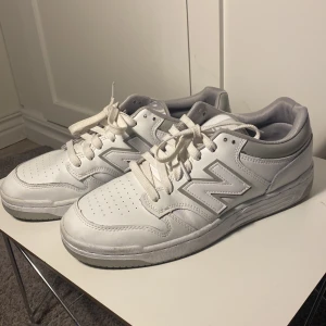 New balance 480 - finfint skick! - Säljer mina snygga new balance som tyvärr är snäppet små för mig. Stl 43 men mer som en 42. Vita med gråa detaljer. Använda cirka 5 ggr.