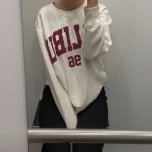 Sweatshirt - Fläckfri! Knappast använd, stl M, creme vit, lite vintage stuk🥳