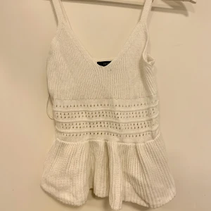 Linne - Ett jätte gulligt vitt linne med volang där nere från Primark, står ingen storlek men skulle säga Xs/S💘 Säljer då det aldrig kommit till användning. Köpt på second hand❣️