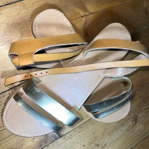 Fina sandaler strl 39 - Sandaler använda ett fåtal gånger från Lindex strl 39.