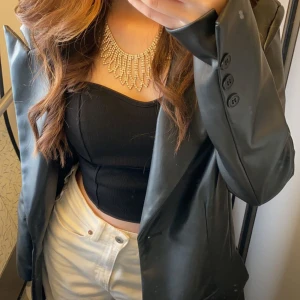 Skinnkavaj fr NA-KD - Fin fejk skinnskavaj med 2 fickor därfram på sidorna samt knappt för att kunna stänga kavajen, använd fåtal gånger men i superfint skick. Kund står för frakt och pris kan sänkas vid snabb affär. Storlek S men passar mig som vanligtvis har XS