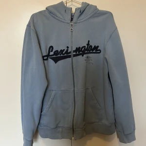 Blå hoodie - Blå oversize hoodie. 🩵 har en liten fläck på ryggen men syns knappt, se på tredje bilden.