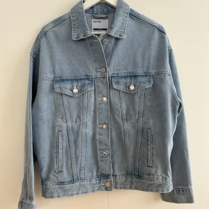Jeans jacka  - Supersnygg jeansjacka som nästan aldrig är andvänd. Tjockt material och bra kvalite. 💕🫶