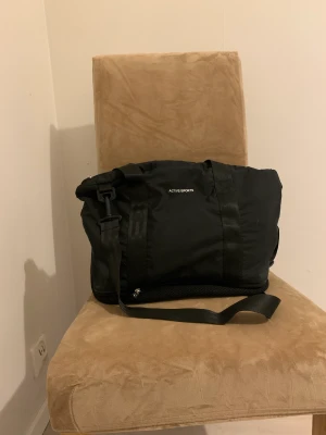 Träningsväska - Träningsväska med extra utrymme för e.x fotbollsskor. Mycket praktisk. Ny skick 