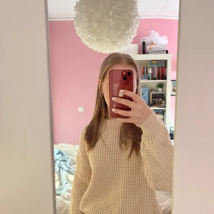 Stickad tröja - Jättefin stickad tröja från NA-KD som tyvärr inte kommer till användning. Är i nyskick och har alltså inga defekter. Skriv om man vill ha mått!<3