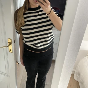 Stickad t-shirt - Så snygg stickad t-shirt från H&M! Använd cirka 3 gånger så i toppen skick😍😍💕