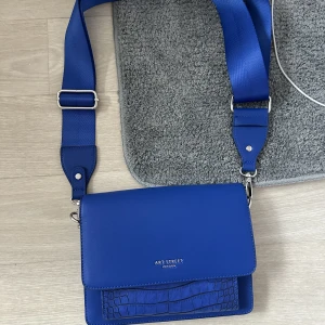 Väska - Jättefin väska som går att ändra i längd. 50kr + frakt💙