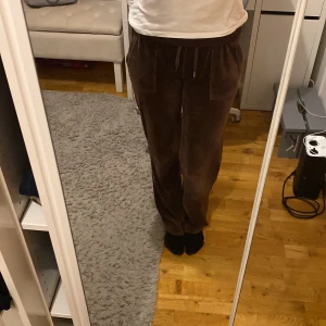 Bruna juicy couture byxor - Säljer mina skitsnygga och jättesköna juicy byxor. De passar mig jättebra som är 173-174 och jag säljer de för att de inte kommer till användning. De är i väldigt bra skick förutom att den ena mettalsaken på snörerna har gått av.
