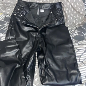 Skinnbyxor  - Ett par skinnbyxor som inte längre passar mig