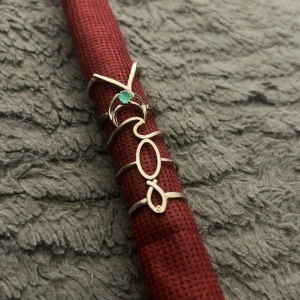 Ringar - Snygga silverringar med intressanta design! En saknar sin blåa sten därför har jag målat i den 😁 Hör av hjärna vid frågor!