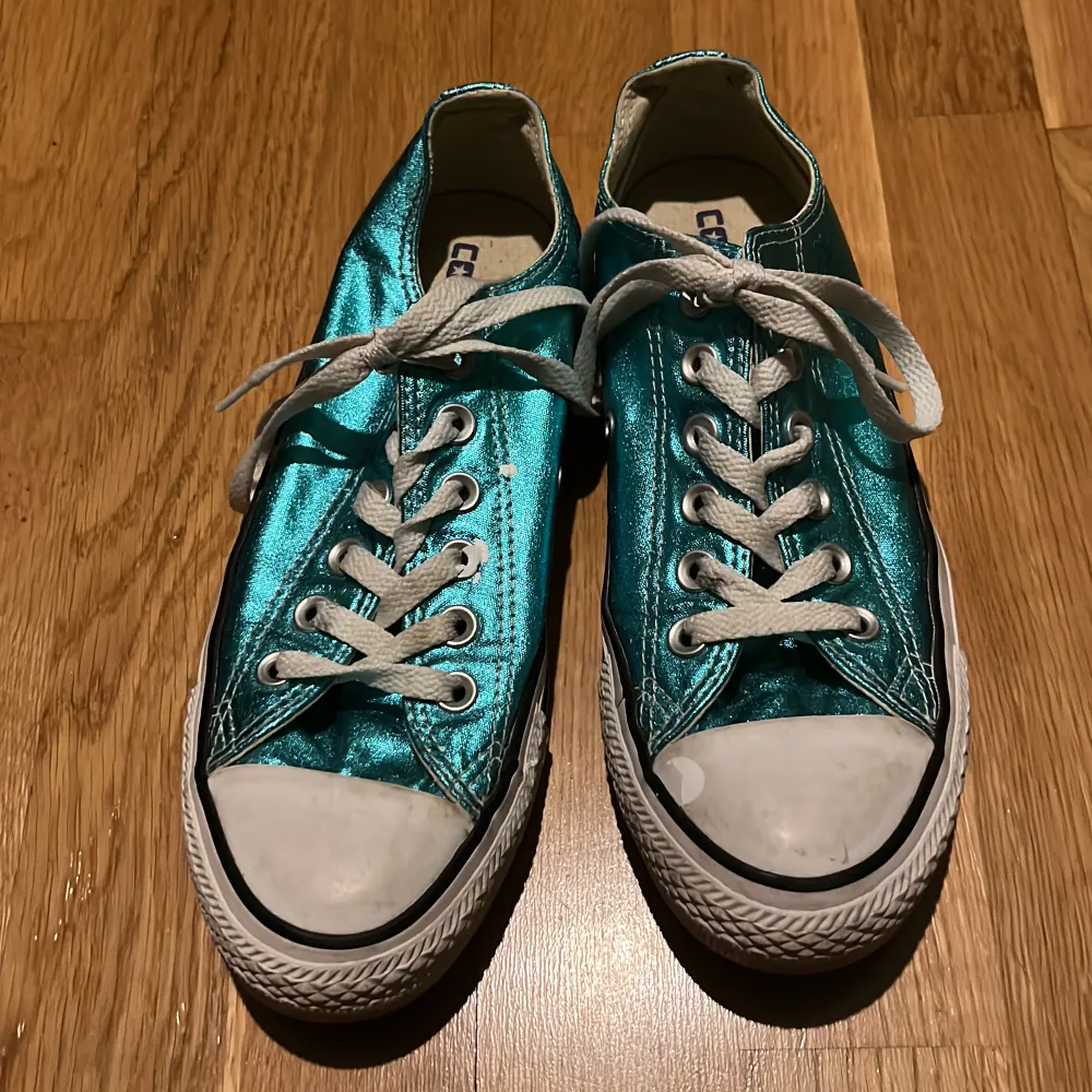 Säljer mina blå-glittriga Converse då de inte används längre. De har tre små vita färgfläckar men annars i fint skick.. Skor.