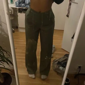 Kostymbyxor  - INSYDDA I MIDJAN OCH LÄNGDEN, skriv om mått.   Gröna kostymbyxor från nakd. Använda 1-2 gånger. 