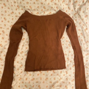 Orange off shoulder tröja  - Orange stickad ”off shoulder” tröja från bikbok. Storleken står dock inte i tröjan men skulle säga att den är s/m. 🫶 Ärmarna är lite långa på mig med xs som ni ser på sista bilden. 