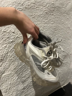 Arigato sneakers - Köpta i fel storlek på arigato sample sale därav oanvända. Storlek 35.