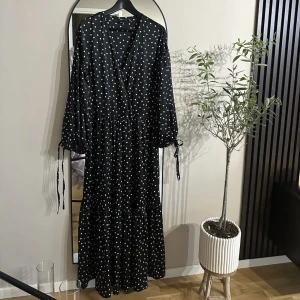 Klänning - ASOS - Helt ny klänning från ASOS, köpt för 500kr, säljer för halva priset (250kr). Priset kan diskuteras. Den är oanvänd. Är lite oversized, så skulle säga att den passar som S och M också🤍