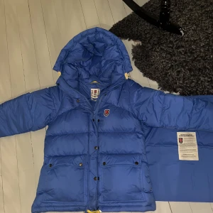 Fjällräven down lite - Säljer min oanvända fjällräven i storlek M. Aldrig använd och har inga defekter. Köpt för 6000 säljs för 4900. 
