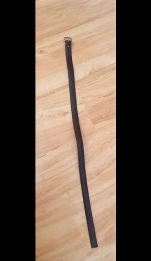 Brunt skärp - Brunt skärp med silverspänne | 52 cm till mitten hålet (orginalet) | 61,5 cm till största egengjorda hålet | spännet är ej inräknat i måtten