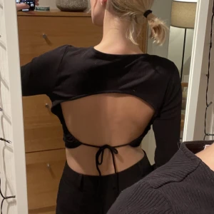 Topp  - Så snygg topp med öppen rygg och knyt där bak! Prefekt som festtopp och knappt använd 💕