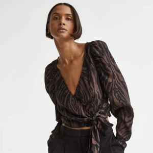 H&M studios blus  - 🤎Jätte söt knytblus från H&M studios. Endast testad en gång så den är i jätte fint skick!