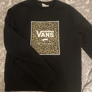 vans hoodie - en svart vans hoodie för nån som gillar skateing.  inte använd alls mycket. storlek child L