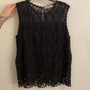 Snygg blus  - Köpt i Grekland storlek S/M Aldrig använd 