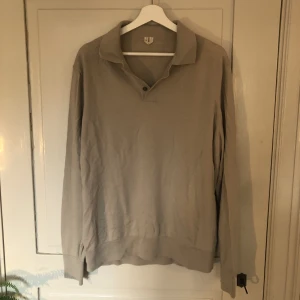 Långärmad pikétröja Merinoull - Långärmad pikétröja i merinoull från arket. Bra skick utan några defekter. Nypris: 990. Storleken är egentligen XL men sitter som L. Skriv om du har några frågor!! 