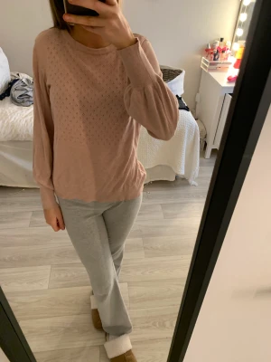 Rosa tröja - En jätte fin tröja från stockho lm. Säljer pga att den inte kommer till användning längre . Skulle säga att det är i ny skick🥰