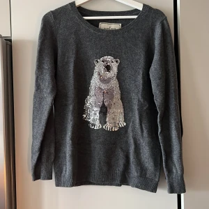 Stickad tröja  - Stickad tröja från by malene birger i 100% ull. 